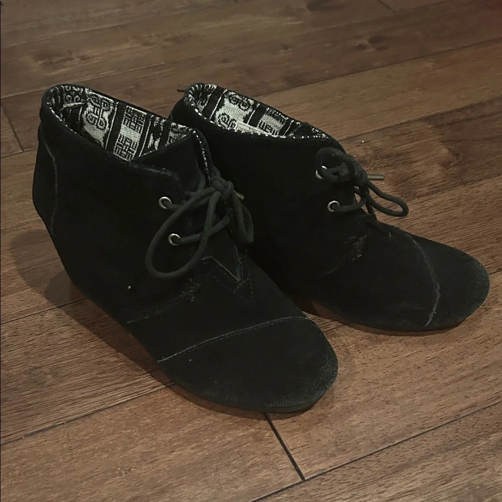 Toms Women's Black Lace-Up Boots - Picture 1 of 10